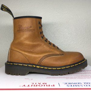 90's Vintage Dr. Martens ENGLAND boots 8-eye Wmn US 8 tan butterscotch 1460 shoe